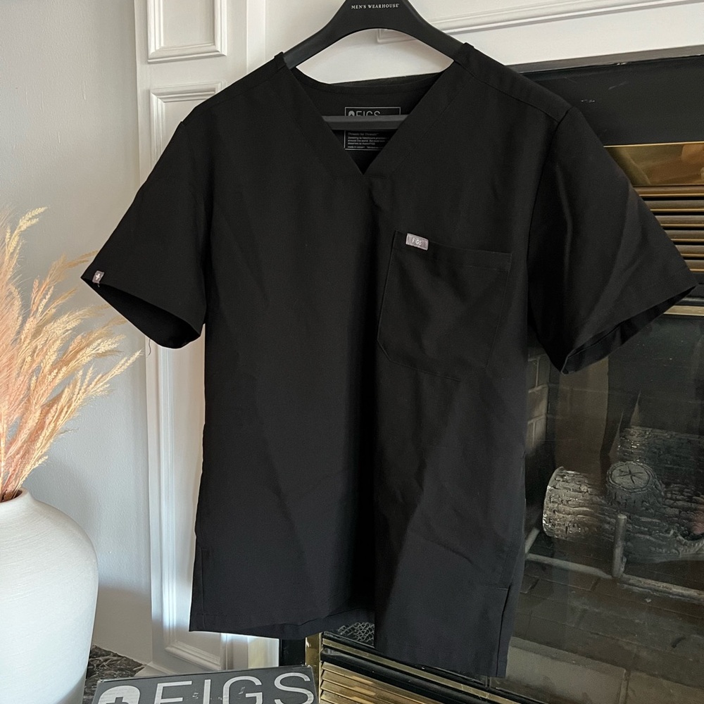 Figs Men’s Black 3-pocket Scrub Shirt (Chisec)